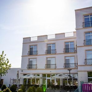 Unique Garden Hotel